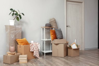 Taşındığı gün ışık duvarının yanındaki karton kutular.