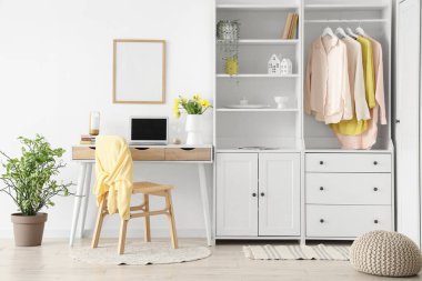 Ofis içi işyeri, boş çerçeve ve dolap