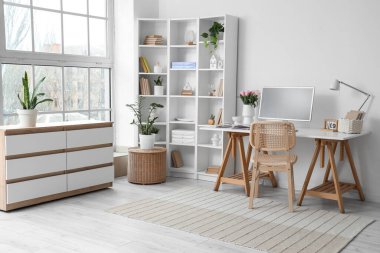 Ofis içi işyeri, vazoda laleler ve raf ünitesi