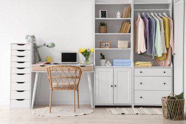 Ofis, iş yeri, çiçekler ve dolap