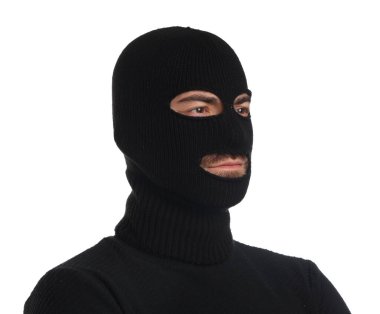 Beyaz arka planda kar maskesi giyen genç bir adam.