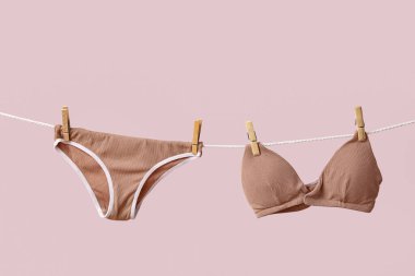 Temiz iç çamaşırları renkli duvarda asılı.