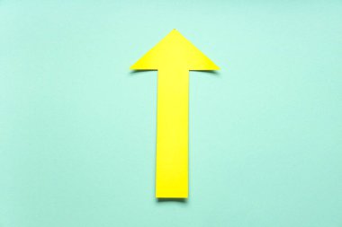 Mavi arkaplanda sarı kağıt ok