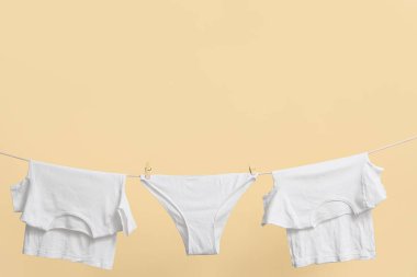 Temiz tişörtler ve külotlar renkli duvara asılmış.