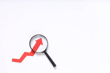 Beyaz zemin üzerinde kırmızı ok olan büyüteç