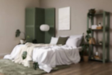 Yeşil perdeli bulanık yatak odası manzarası, raf ünitesi ve bitkiler