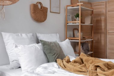 Yatak odasının içi ahşap perdeli, raf üniteli ve yataklı.