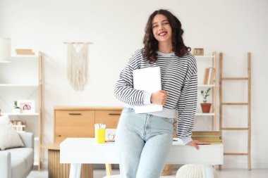 Evde dizüstü bilgisayarı olan Hintli bir kız öğrenci.