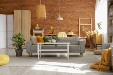 Kanepesi ve işyeri olan stüdyo dairesi.