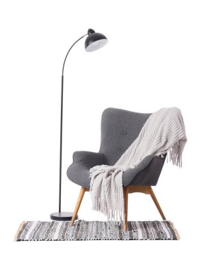 Lambalı koltuk ve beyaz arka planda halı.