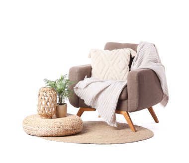 Koltuk beyaz arka planda puf ve halı ile