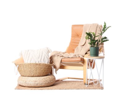 Koltuk, masa ve sepeti beyaz arka planda.