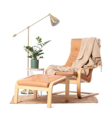 Koltuk, kanepe, masa ve lamba beyaz arka planda.