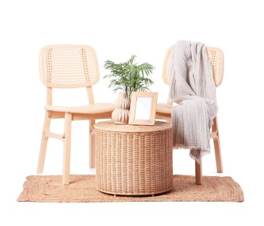 Beyaz arka planda sepet ve halı olan sandalyeler