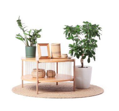 Çiçekli masa ve beyaz arka planda halı.