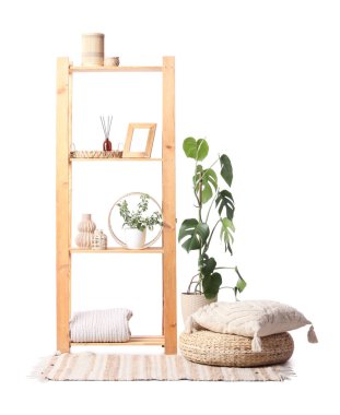 Süslü raf ünitesi ve beyaz arka planda halı