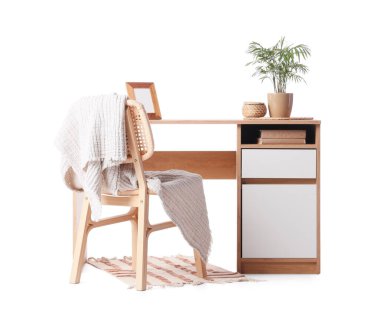 Beyaz arka planda bitki ve sandalye olan masa