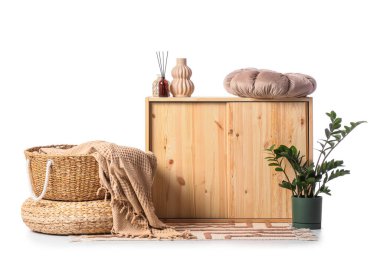 Beyaz arka planda sepeti ve bitkisi olan çekmeceler