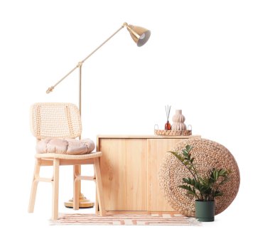 Göğüs çekmeceli sandalye ve beyaz arka planda lamba.