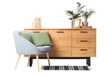 Koltuğunda çekmeceler ve beyaz arka planda halı var.