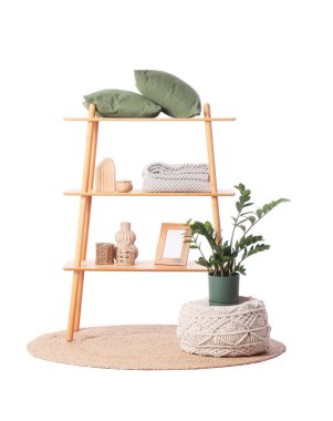 Süslü raf ünitesi ve beyaz arkaplanda pouf