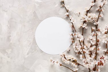 Gri grunge arka planında güzel çiçek açan ağaç dalları olan boş kart