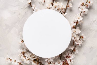 Gri grunge arka planında güzel çiçek açan ağaç dalları olan boş kart