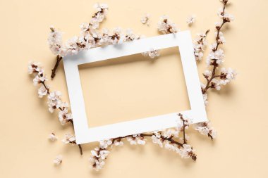 Sarı arka planda güzel çiçek açan ağaç dalları olan kağıt çerçeve.