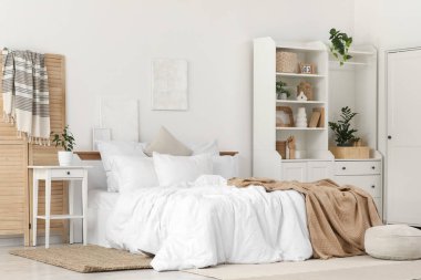 Katlanan ekran, masa ve raf üniteli aydınlık yatak odasının içi