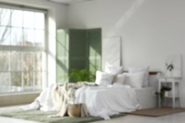 Yeşil perdeli bulanık yatak odası manzarası, bitkiler ve masa