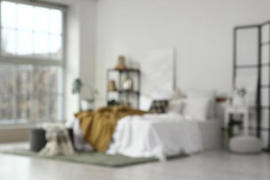 Katlanan ekran, kitaplık ve masa ile aydınlık yatak odasının bulanık görüntüsü