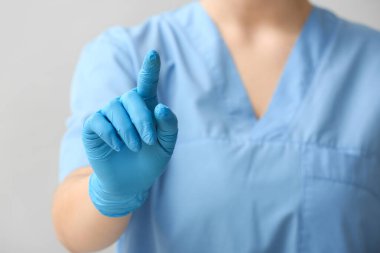 Işık arkaplanı üzerinde sanal ekran kullanan kadın doktor, yakın plan