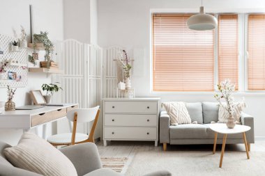 Çalışma yeri, tahtası ve kanepesi olan ışık ofisinin içinde.