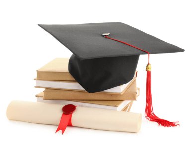 Beyaz arka planda kitap yığını ve diploması olan havan topu tahtası