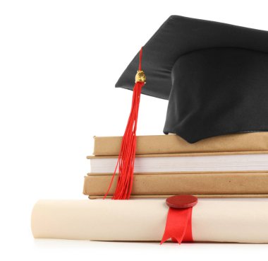Beyaz arka planda kitap yığını ve diploması olan havan topu tahtası