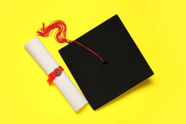 Havan tahtası ve sarı arka planda diploma