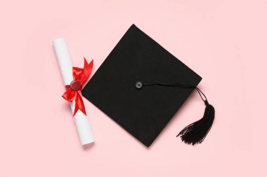 Havan tahtası ve pembe arka plan diploması.