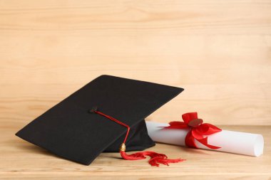 Tahta zeminde havan mermisi ve diploma.