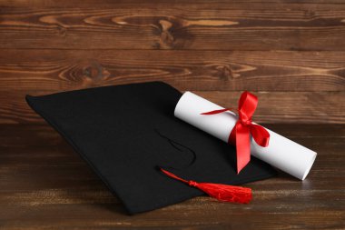 Tahta zeminde havan mermisi ve diploma.