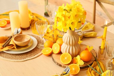 Güzel narsisli çiçekler, yanan mumlar ve taze portakallar, yakın plan.