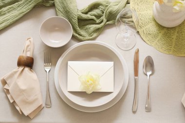 Zarif bir sofra. Narcissus çiçeği ve kâse içinde zarf. Yakın plan.