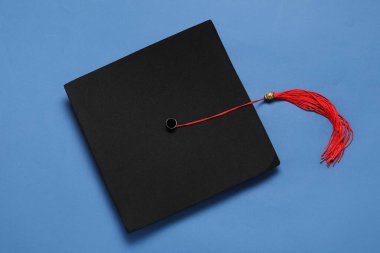 Mavi arka planda mezuniyet şapkası, üst görünüm