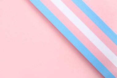 Pembe arka planda transseksüel bayrağı