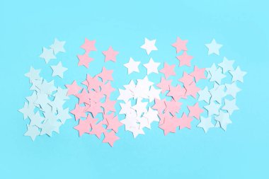 Mavi arkaplanda transseksüel bayrak renklerinden yapılmış pek çok yıldız