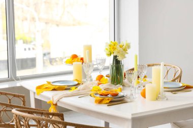 Odanın penceresinin yanında narsist çiçekler ve portakallarla güzel bir masa.