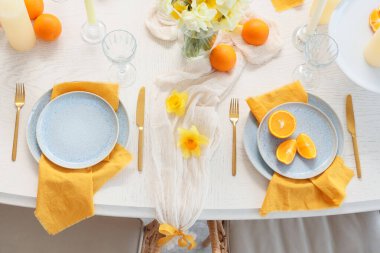 Narcissus çiçekleri ve portakalları olan güzel bir masa.