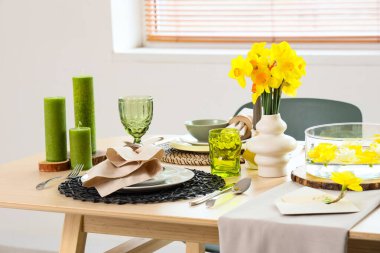 Narsisli çiçeklerle dolu güzel bir masa.