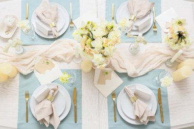 Güzel narsisli masa ayarları, üst manzara.