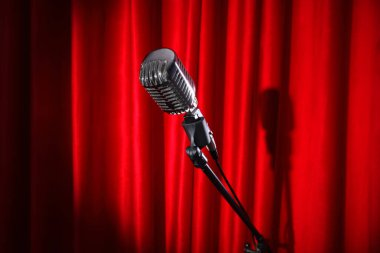 Profesyonel mikrofon kırmızı perdeye karşı