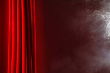 Arka planda asılı dumanlı kırmızı perde